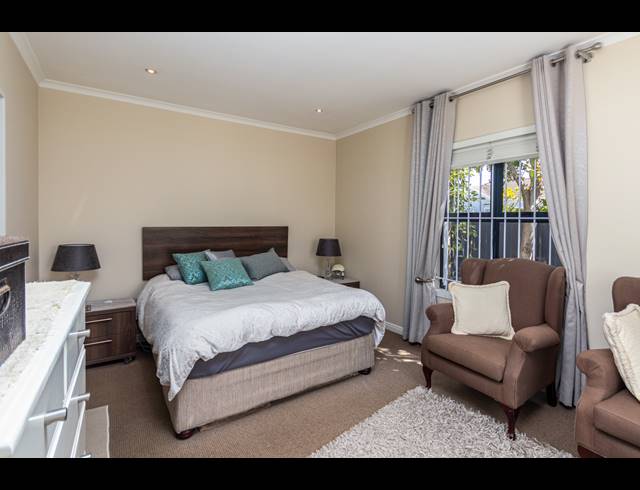 3 BEDROOM FREESTANDING TO LET IN SUNNINGDALE